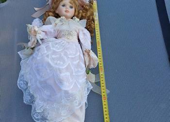 Duża lalka porcelanowa kolekcjonerska ok. 50 cm ze stojakiem