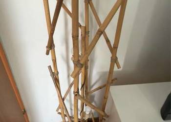 Lampa bambusowa z podestem z drzewa