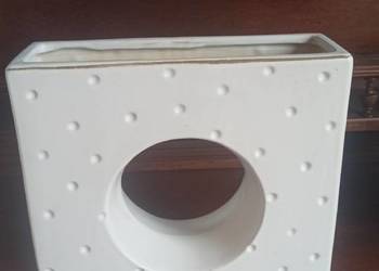 Wazon z dziurą, w ciepłym odcieniu bieli. Wazon z dziurą, w ciepłym odcieniu bieli.