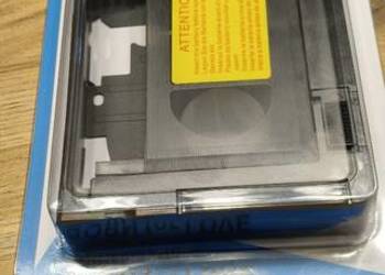 Nowa kaseta matka VHS na mniejszą kasetę.Konwerter VHS