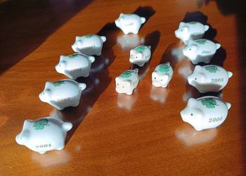 Zbiór 12 figurek świnek z nadrukiem roku. VINTAGE, stan BDB!