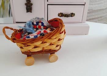 Miniaturowa lalka Barbie baby Krissy z lat 90r w wiklinowym wózku