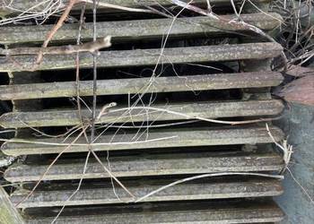 Stary żeliwny grzejnik