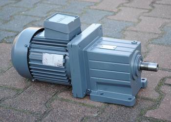 Motoreduktor 1.5kw. 350obr./min. LENZE GST05-2MVBR90-32