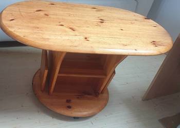 Solidny, owalny stolik na gazety