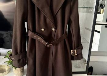 Brązowy płaszcz z paskiem