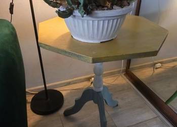 Drewniany stolik nocny lub kawowy