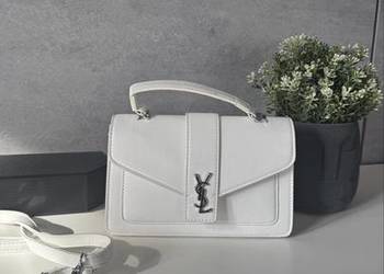 Elegancka biała torebka z długim paskiem