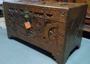 Duży rzeźbiony kufer skrzynia z drewna kamforowego