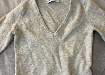 Sweter szary z dekoltem w serek