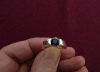 delikatny, subtelny pierścionek z granatowym kamieniem