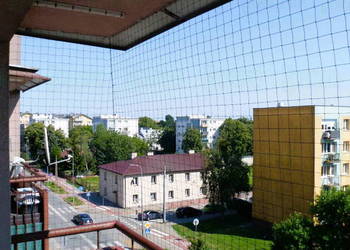 Montowanie siatek przeciw gołębiom na balkon Warszawa siatki na balkon kot