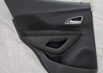 BOCZEK TAPICERKA DRZWI LEWY TYŁ OPEL MOKKA A 95387789