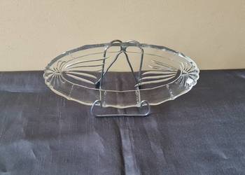 Szklany półmisek z okresu PRL-u. Szklany półmisek z okresu PRL-u.