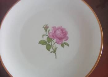 Patera z bordową różą. Na białej porcelanie.Syg. Frustenberg Patera z bordową różą. Na białej porcelanie.Syg. Frustenberg