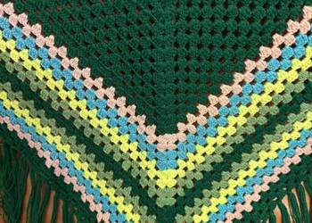 Chusta szydełkowa zielona vintage z czasów PRL ponczo damskie z frędzlami