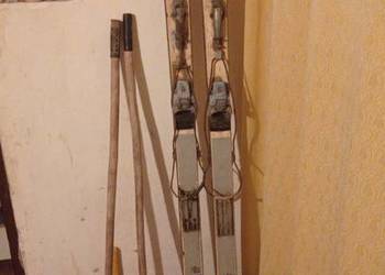 2 strażackie kaski i narty K2