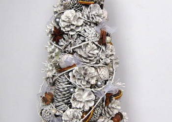 Choinka z szyszek z ozdobami i oświetleniem wys. 52 cm