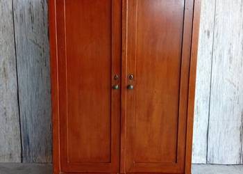 stara drewniana szafa  /  585