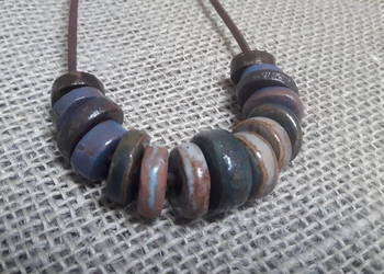 Naszyjnik ceramiczny ręcznie wykonany. Naszyjnik ceramiczny ręcznie wykonany.