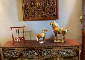 Ręcznie malowana komoda orientalna – unikatowy mebel