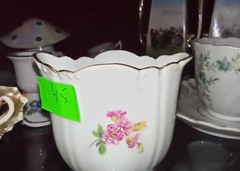 Wykałacznik z kwiatami. Porcelana Ecru.