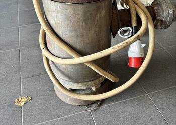 Pompa kopalniana z wężami