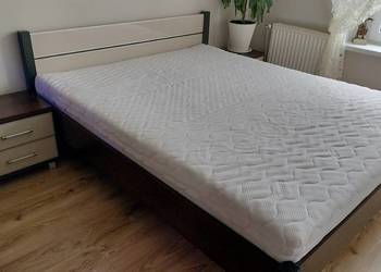 Łóżko z materacem