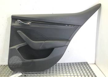 BOCZEK DRZWI PRAWY TYŁ SKODA OCTAVIA IV Hatchback TAPICERKA