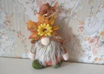 Skrzat jesienny siedzący z czapką.VINTED/OLX