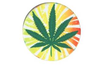 Młynek do Tytoniu z Zielonym Liściem Marihuany na Tle Żółtych Pasków