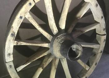 Stare ozdobne koło drewniane  z metalowym okuciem od bryczki o średnicy 68