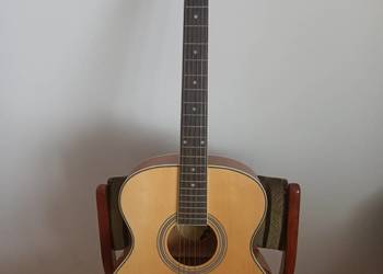 Gitara akustyczna firmy Gear4music, kolor naturalny