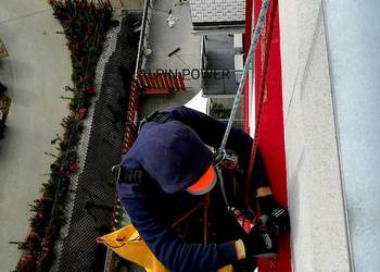 Montaż kolców przeciw ptakom Warszawa Montaż Siatek Balkonowych