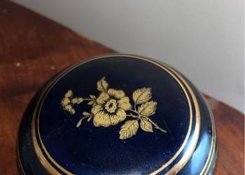 Puzderko z ciemnego kobaltu. Na białej porcelanie.  Bez syg