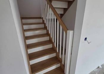 Schody drewniane samonośne z montażem