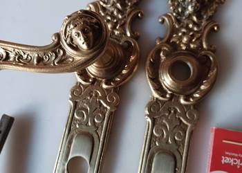 Pałacowy komplet szyldów i klamek.