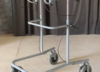 Balkonik / podpórka rehabilitacyjna krocząca, hamulce, siedzisko