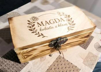 Drewniana skrzynka 30×14×12 cm –  lakierowana, zamek z kluczykiem