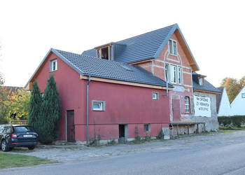 Piękny poniemiecki budynek starej mleczarni w centrum Możdżanowa