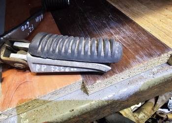 Yamaha FZS 600 Fazer podnóżek prawy przedni kierowcy FZS600 przód stopka