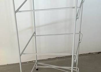 Metalowy stojak na butle z wodą 5 galonów – 3 poziomy, na kółkach