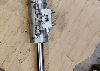 siłownik hydrauliczny z zamkiem