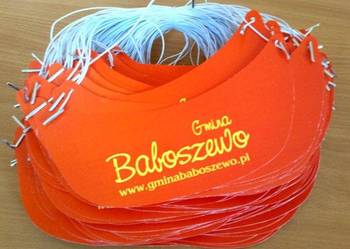 Daszki reklamowe z gumką wykonane z kartonu o gramaturze 250