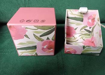 Pudełko prezentowe kostka z motywem kwiatowym