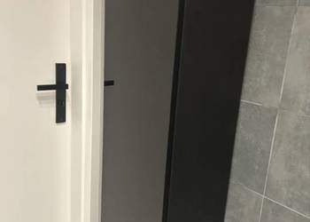 Czarna wąska szafka z efektem lustra