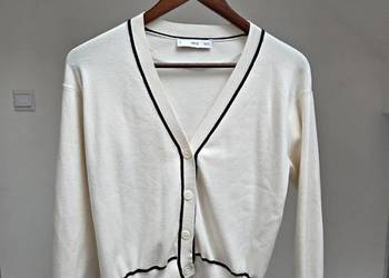 Kremowy sweter kardigan dekolt w serek z czarną lamówką