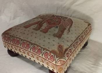 Podnóżek/ puf z gobeliny