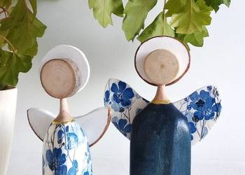 Para aniołków z drewna bukowego.