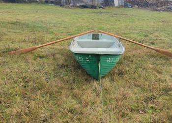 Łódka na ryby wraz z wiosłami